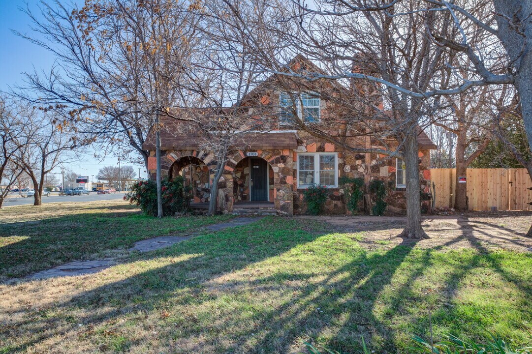 1701 32nd St in Lubbock, TX - Building Photo
