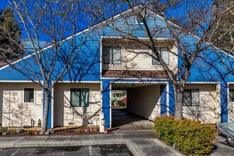 901 Russell Ave in Santa Rosa, CA - Building Photo - Building Photo