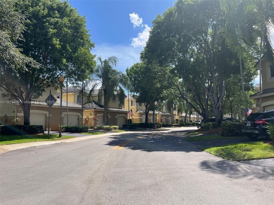 2208 Ensenada Terrace in Weston, FL - Building Photo