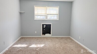 396 College Dr in Edison, NJ - Building Photo - Building Photo