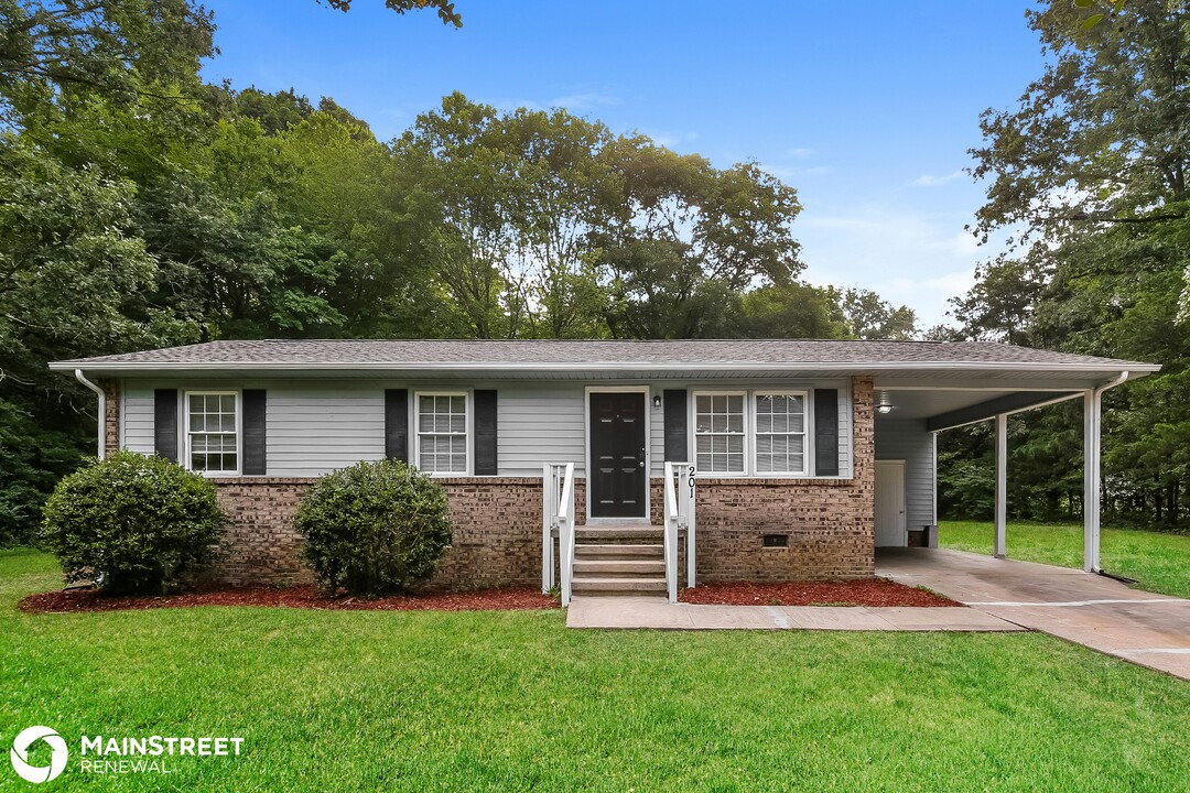 201 Lancaster Rd in Mebane, NC - Building Photo