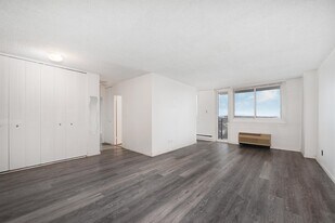 100 Manhattan Ave in Union City, NJ - Building Photo