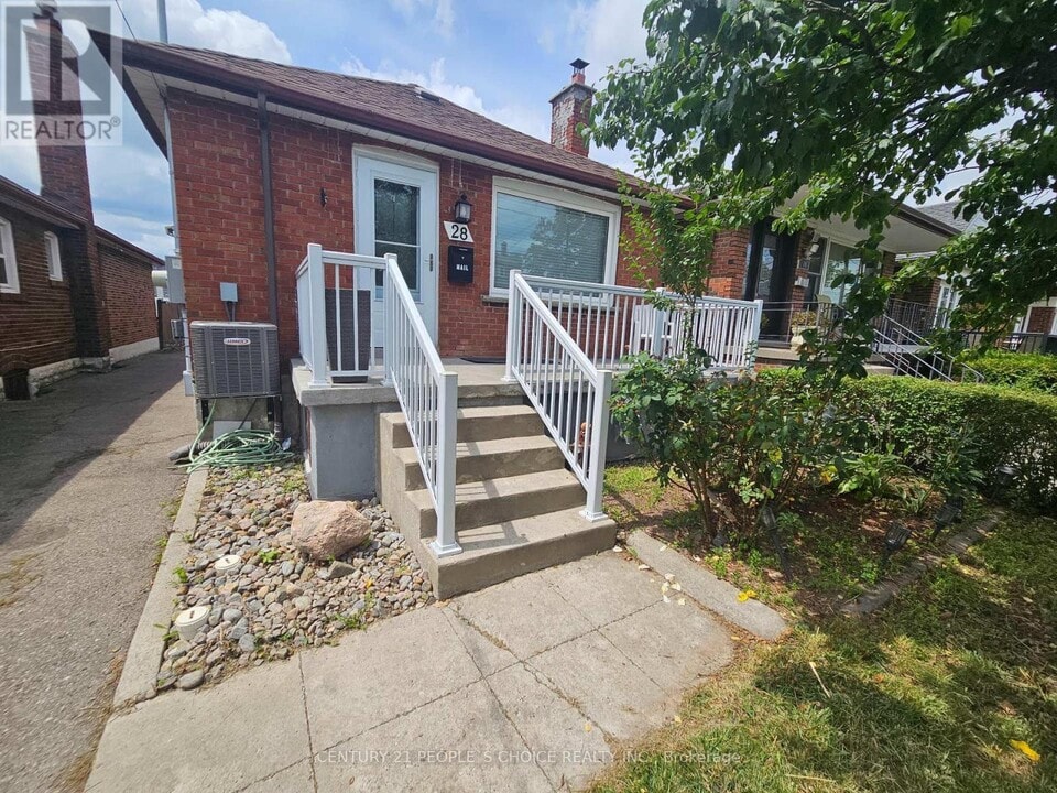 28 Montcalm Ave in Toronto, ON - Building Photo