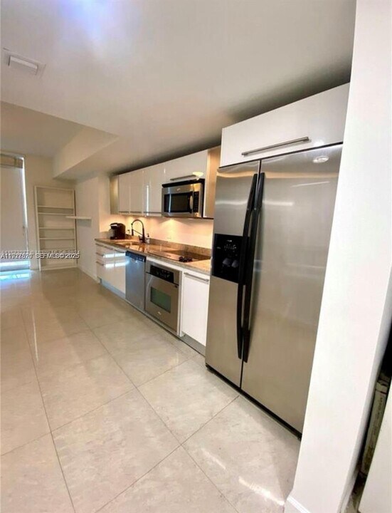 185 SW 7th St, Unit 1406 in Miami, FL - Building Photo