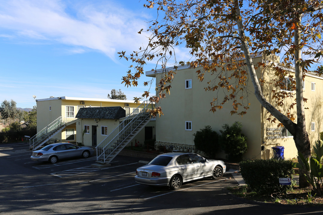 Clemmens Lane Apartments in Fallbrook, CA - Foto de edificio