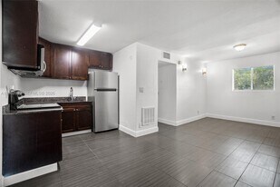 37 SW 14th St in Dania Beach, FL - Building Photo