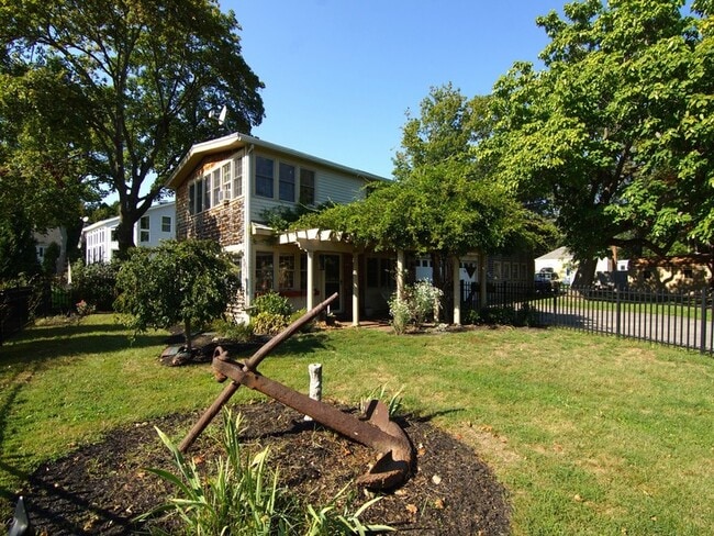 4 Riverside Ave