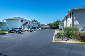 Rainier Apartments in Ellensburg, WA - Building Photo - Building Photo