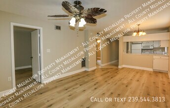 8049 Country Rd in Ft. Myers, FL - Building Photo - Building Photo