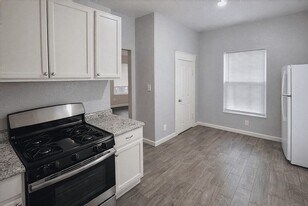 511 W Cleveland St in Alvin, TX - Building Photo