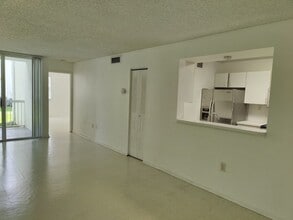 9766 NW 47th Ter, Unit Portofino in Doral, FL - Building Photo - Building Photo