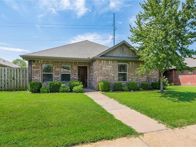 3905 S W Capstone Ave in Bentonville, AR - Building Photo