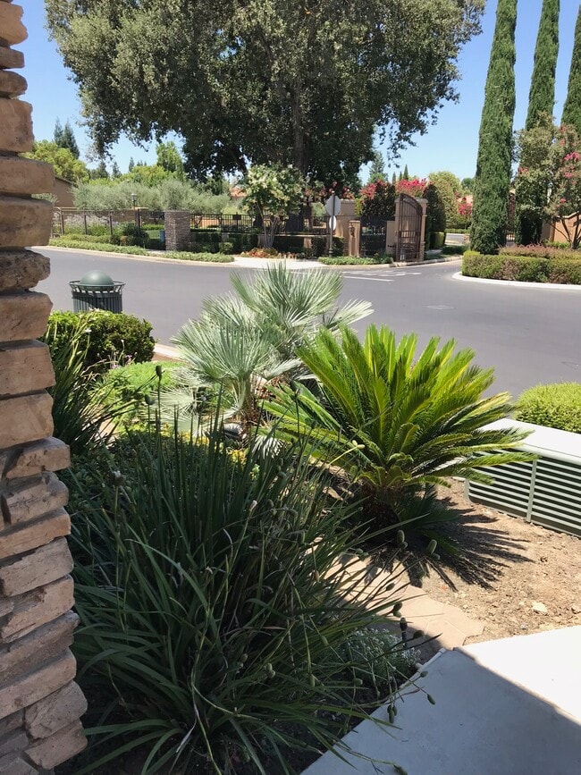 5149 W Pianosa Ave in Visalia, CA - Foto de edificio - Building Photo