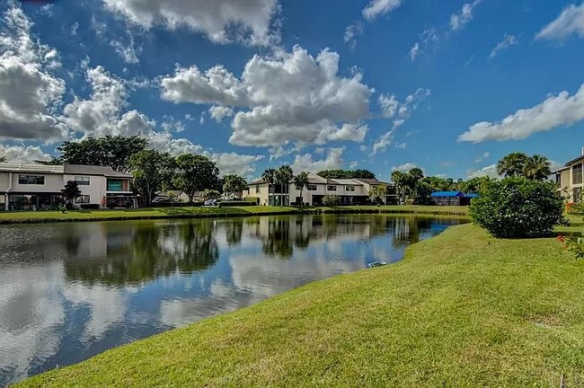 7911 Eastlake Dr in Boca Raton, FL - Building Photo - Building Photo