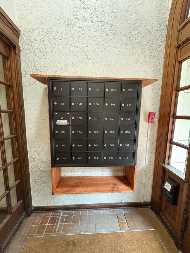 Redside - The Mulholland in Seattle, WA - Foto de edificio - Interior Photo