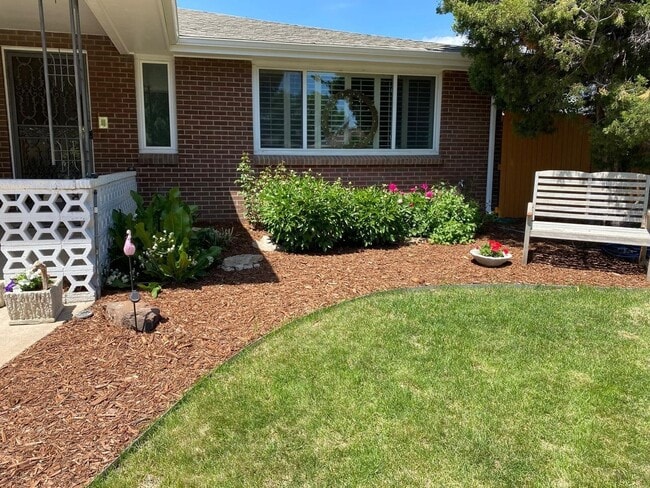 355 S Newport Way in Denver, CO - Building Photo - Building Photo