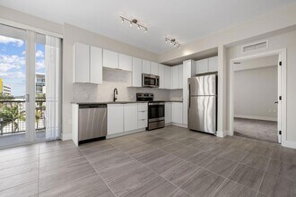 120 N Compass Way, Unit 338 in Dania Beach, FL - Building Photo - Building Photo