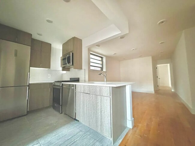 90 E 18th St