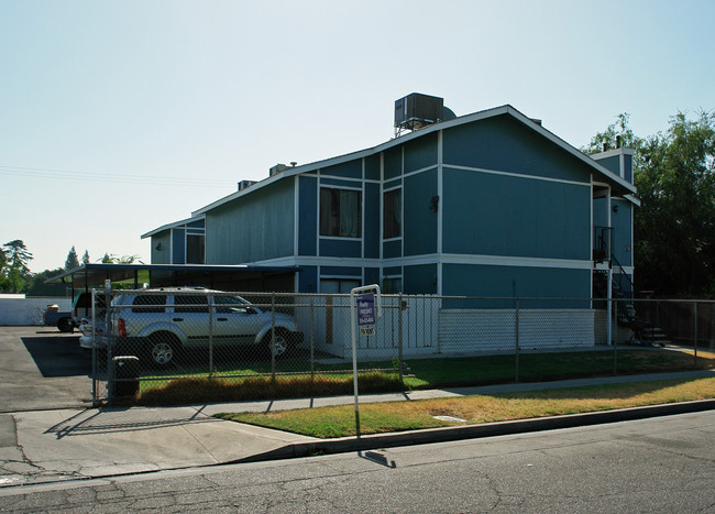 879 S Adler Ave in Fresno, CA - Foto de edificio - Building Photo