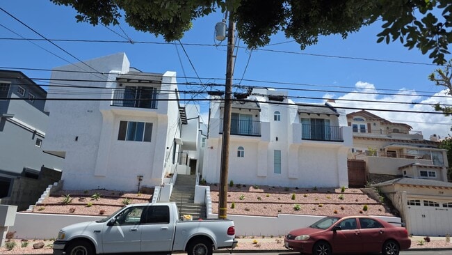 708 N Juanita Ave
