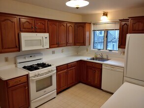 240 Tremont St, Unit 240 in Newton, MA - Foto de edificio - Building Photo