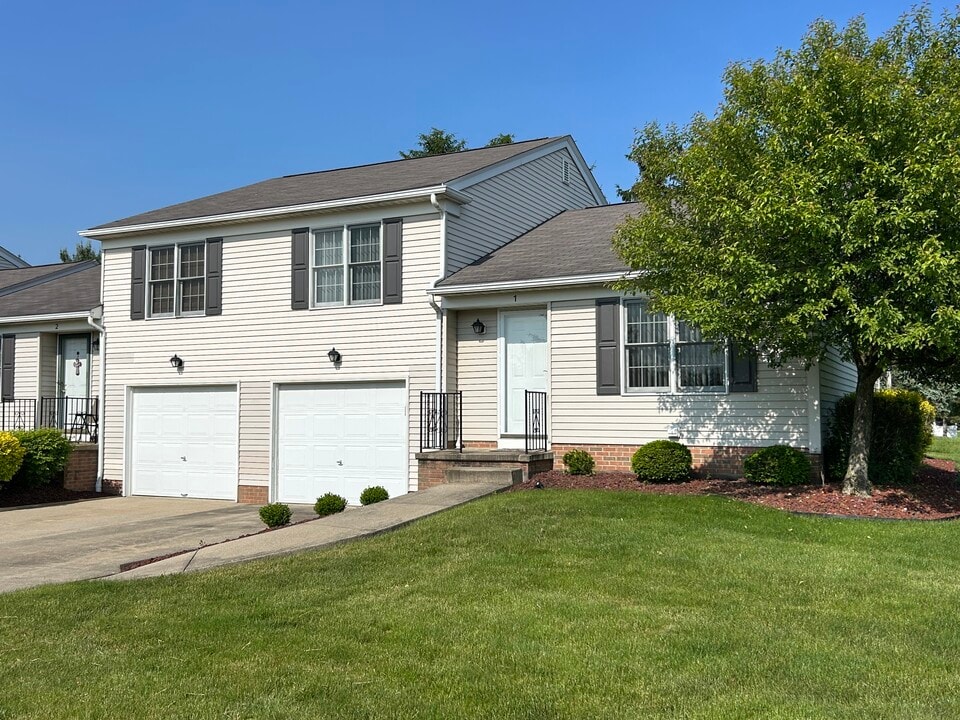 651 Sturbridge Dr in Medina, OH - Building Photo