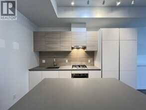 652 Whiting Way in Coquitlam, BC - Building Photo - Building Photo