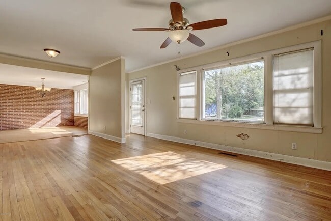 property at 211 Oak Leaf Dr