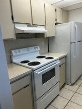 6955 NW 186th St in Hialeah, FL - Foto de edificio - Building Photo