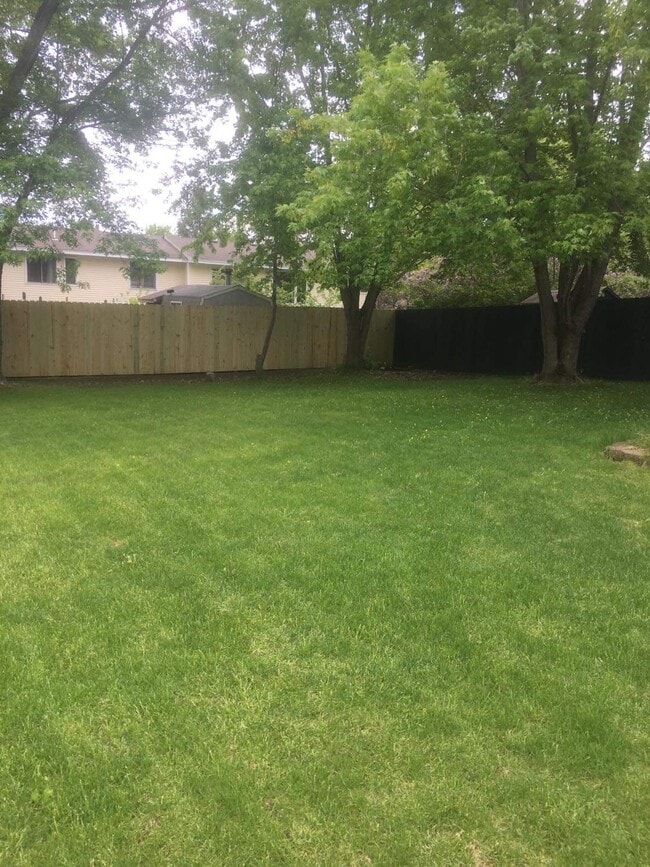 9092 Goldenrod Ln N in Maple Grove, MN - Building Photo - Building Photo