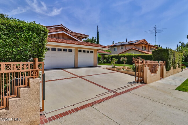 19051 Los Alimos St in Los Angeles, CA - Building Photo - Building Photo