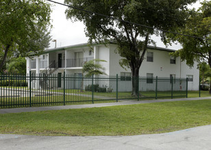 Le Mirage Condominium in Miami, FL - Building Photo - Building Photo