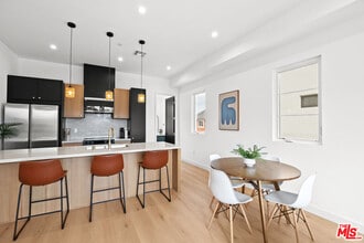 2324 S Dunsmuir Ave in Los Angeles, CA - Building Photo - Building Photo