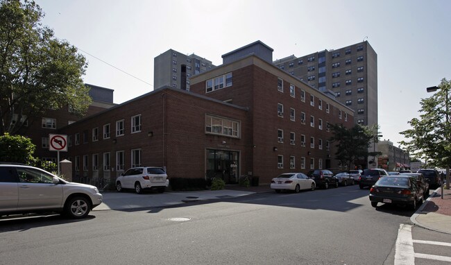 Posner Hall in Boston, MA - Foto de edificio - Building Photo