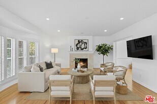 920 Carrillo Dr in Los Angeles, CA - Building Photo