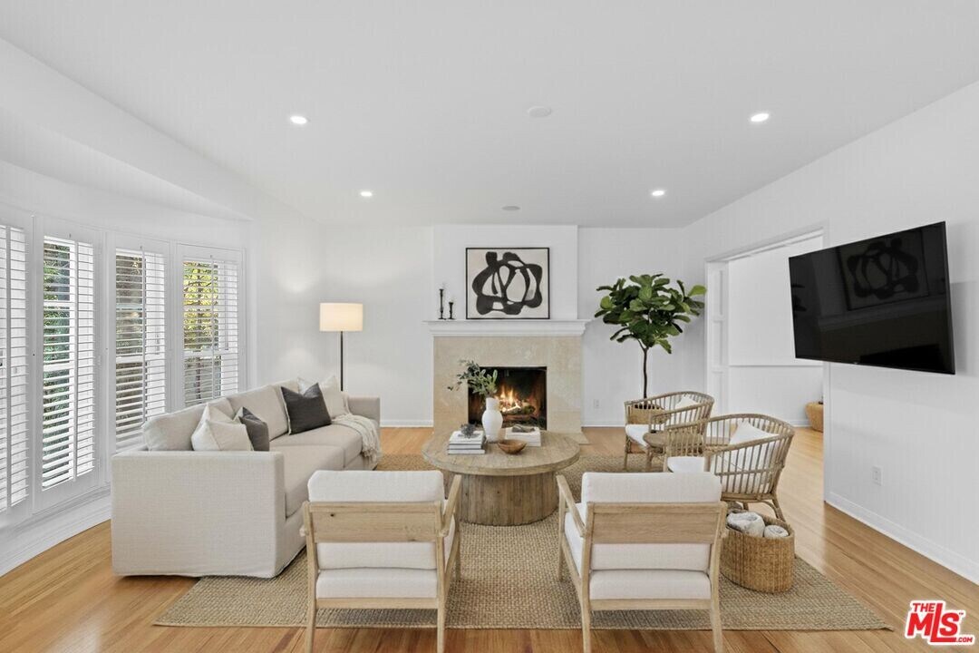 920 Carrillo Dr in Los Angeles, CA - Building Photo