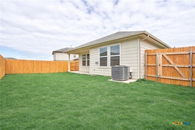 121 Roanwood Dr in San Marcos, TX - Foto de edificio - Building Photo