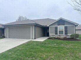 529 SE Maple Dr in Blue Springs, MO - Building Photo