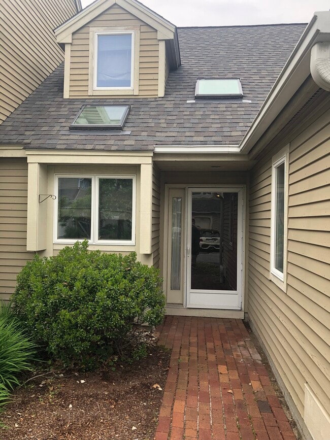 property at 120 Courtyard Ln