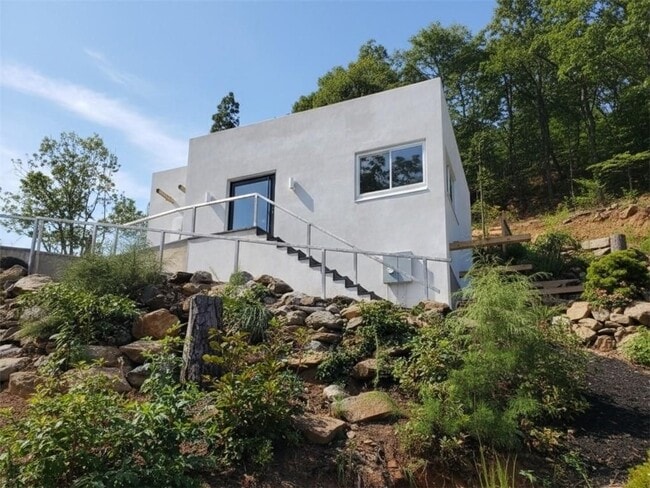 property at 966 Wauka Ridge Rd