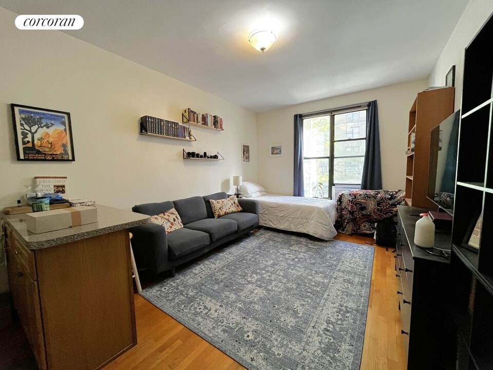 34 W 86th St in New York, NY - Building Photo