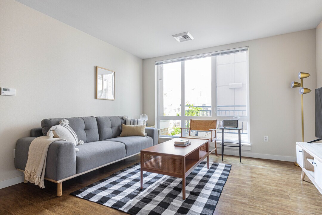 215 10th Ave E in Seattle, WA - Building Photo