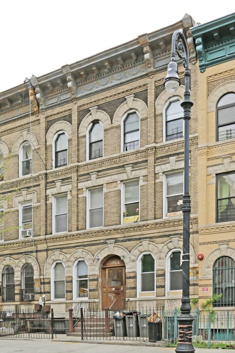 63 Stuyvesant Ave in Brooklyn, NY - Foto de edificio