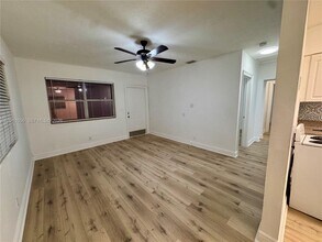 2240 NE 171 St in North Miami Beach, FL - Foto de edificio - Building Photo