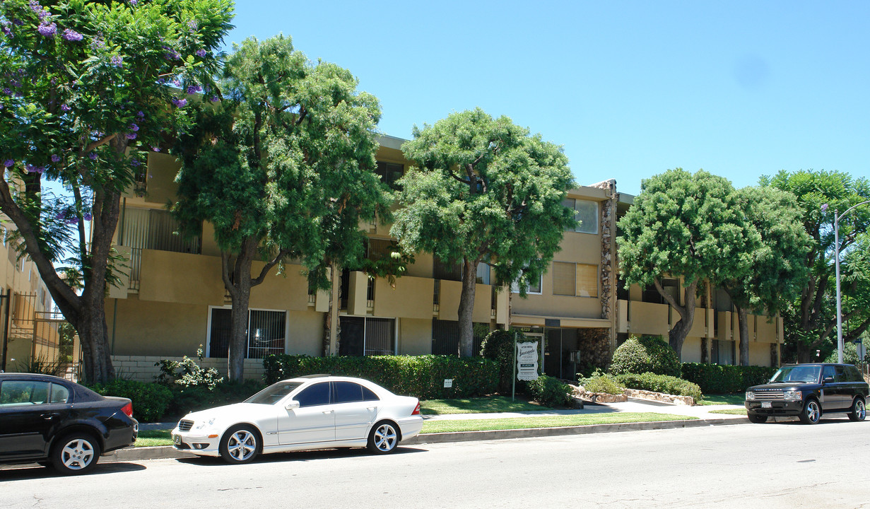 Jacaranda Apartments in Sherman Oaks, CA - Foto de edificio