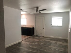 648 Jefferson Ave in Los Banos, CA - Foto de edificio - Building Photo