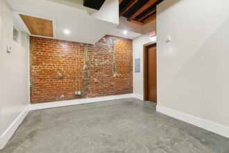 137 Carondelet St, Unit 101 in New Orleans, LA - Building Photo - Building Photo
