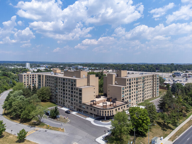 Mackenzie Square in Richmond Hill, ON - Building Photo - Building Photo