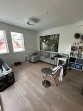242 4th St W in North Vancouver, BC - Building Photo - Building Photo