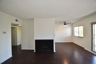 12241 Burbank Blvd, Unit 202 in Los Angeles, CA - Foto de edificio - Building Photo